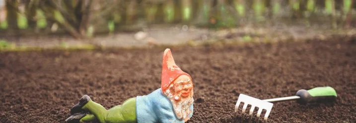 Gartenarbeit mit Harke